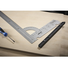 Wolfcraft Logo Winkelmesser, Anschlagwinkel und Schraubendreher auf einer Holzoberfläche