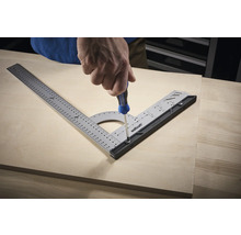 Handwerker schraubt mit Schraubendreher Multifunktionswinkel auf Holzbrett