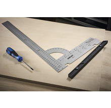 Wolfcraft 5206000 Multifunktionswinkel mit Schraubendreher auf einer Holzplatte