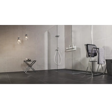 Modernes Badezimmer mit Dusche, Handtuchhalter und Ablagetisch