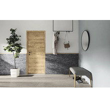 Flur mit Holztür, Bank, Spiegel, Garderobe und Pflanze