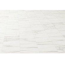 Fliesen mit Marmoroptik auf dem Boden