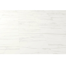 Weißer Vinylboden mit Marmoroptik.