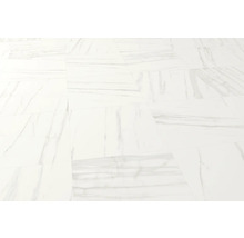 Verlegung von Bodenfliesen mit Marmoroptik.