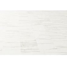 Verlegte Vinylbodenfliesen mit Marmordekor