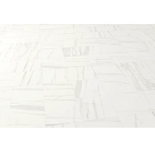 Verlegter Boden mit Fliesen in Marmoroptik.