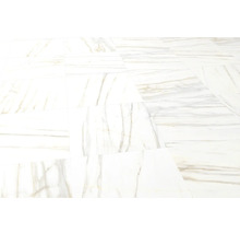 Verlegter Boden aus Marmorfliesen.