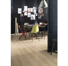 Ein Esszimmer mit Holzboden, einem Tisch und verschiedenen Stühlen vor einer dunklen Wand mit Notizen.