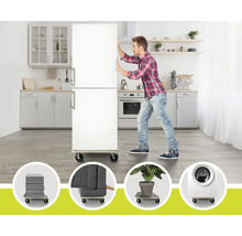 Mann schiebt einen Kühlschrank auf einem Möbelroller in einer hellen Küche. Beispiele für Anwendungen mit Waschmaschine, Pflanzen und Stühlen.