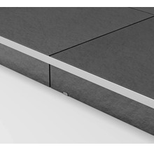 Detailansicht von Bodenfliesen mit Metalleinfassung