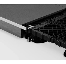 Detailaufnahme einer Terrassenfliese mit Unterkonstruktion und Abschlussprofil für den Terrassenbau