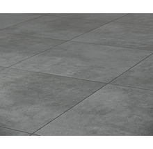 Nahaufnahme von grauen Bodenfliesen mit matter Oberfläche und linearem Fugenmuster