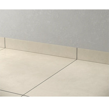 Verlegung von Fliesen mit Sockelleiste an der Wand