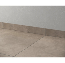 Bodenfliesen und Sockelleisten aus Keramik an einer Wand