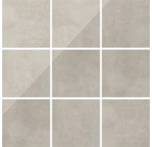 Neun quadratische, helle Bodenfliesen mit matter Oberfläche