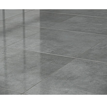 Graue Bodenfliesen, quadratisch verlegt