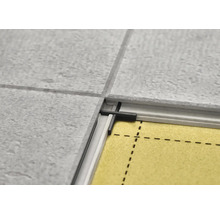 Detailaufnahme von Fliesen mit Entwässerungsrinne