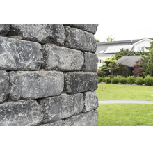 Graue Natursteinmauer im Garten