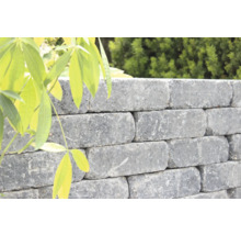 Mauer aus Betonsteinen im Garten