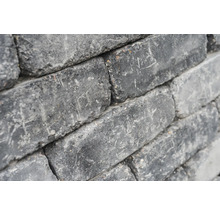 Nahaufnahme einer Mauer aus Betonsteinen