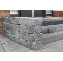 Nahaufnahme einer Treppe mit einer Mauer aus Betonsteinen