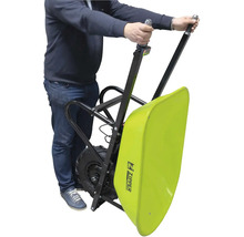 Eine Person bedient eine Elektro-Schubkarre der Marke Zipper.