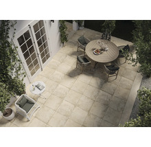 Außenbereich mit Terrassenplatten, Gartenmöbeln und Pflanzen