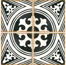 Vier dekorative Bodenfliesen mit floralem Muster