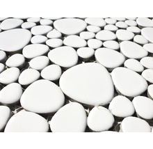 Nahaufnahme von weißen Kiesel-Mosaikfliesen.