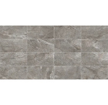 Graue Fliesen mit Steinoptik im Verbund verlegt