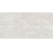 Fliesen mit Marmoroptik im Verband verlegt