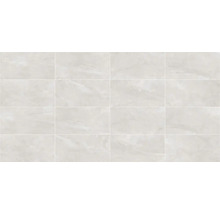 Rechteckige Bodenfliesen mit Marmoroptik, verlegt