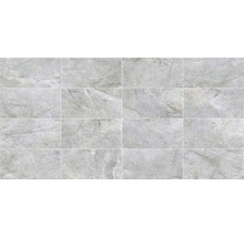 Fliesen mit Marmoroptik, verlegt im Raster