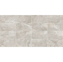 Rechteckige Keramikfliesen mit Steinoptik, verlegt