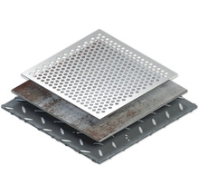 Drei verschiedene Metallplatten: Lochblech, Stahlplatte und Riffelblech