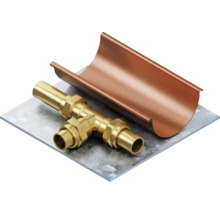 Messing T-Stück und Kupfer Regenrinne auf einer Metallplatte