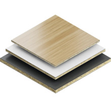 Drei Spanplatten in Holz-, Weiß- und Schwarztönen