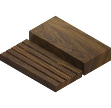 Zwei Holzstücke, eines glatt und eines gerillt