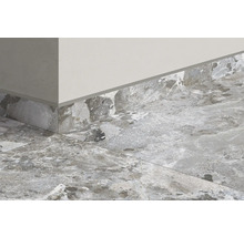 Detailaufnahme eines Raumes mit Fliesen und Sockelleisten in Steinoptik