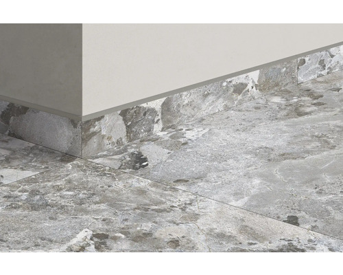 Produktbild 2 (groß) Detailaufnahme eines Raumes mit Fliesen und Sockelleisten in Steinoptik