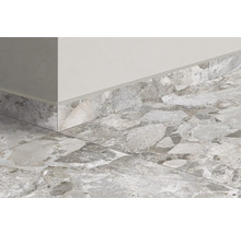 Detailaufnahme von Bodenfliesen und Sockelleisten im Innenraum