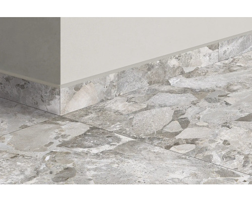 Produktbild 2 (groß) Detailaufnahme von Bodenfliesen und Sockelleisten im Innenraum