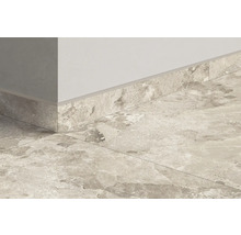 Raumecke mit Sockelleisten und Fliesen