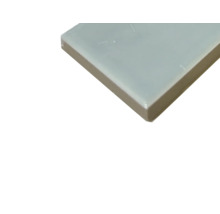 Nahaufnahme einer einzelnen hellen Keramikfliese