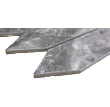 Detailaufnahme von Fliesen in Pfeilform mit Marmoroptik