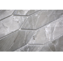 Detailaufnahme einer grauen Marmor Mosaikfliese