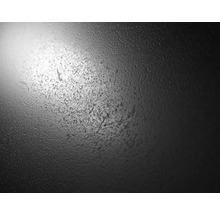 Nahaufnahme einer dunklen, strukturierten Oberfläche.