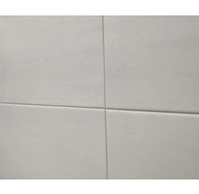 Nahaufnahme von Keramikfliesen mit Fugen