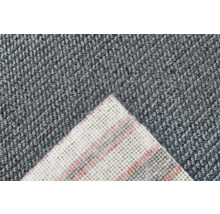 Detailansicht eines grauen Teppichbodens mit textilem Rücken