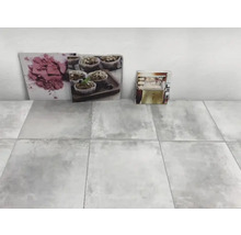 Dekorative Fliesen mit verschiedenen Bildmotiven auf dem Boden